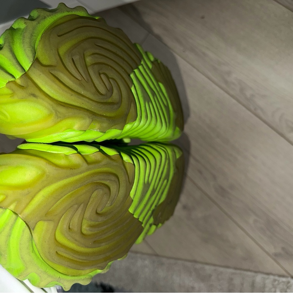 CROCS Neon Lime Green Foam Clogs with Heel Strap - Picture 3 of 6